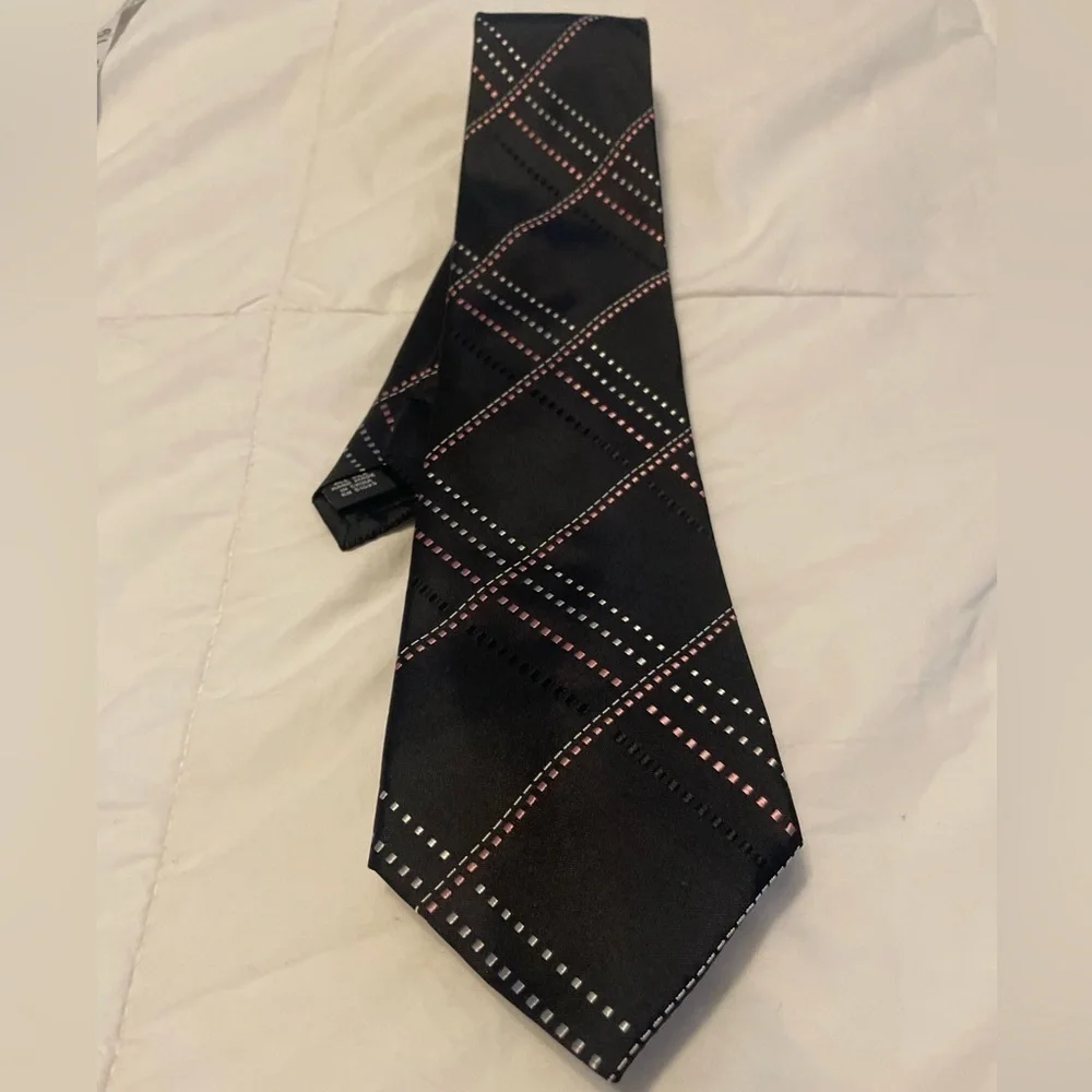 Dark gray Ferucci 100% silk hand made tie with off white and peach accents.